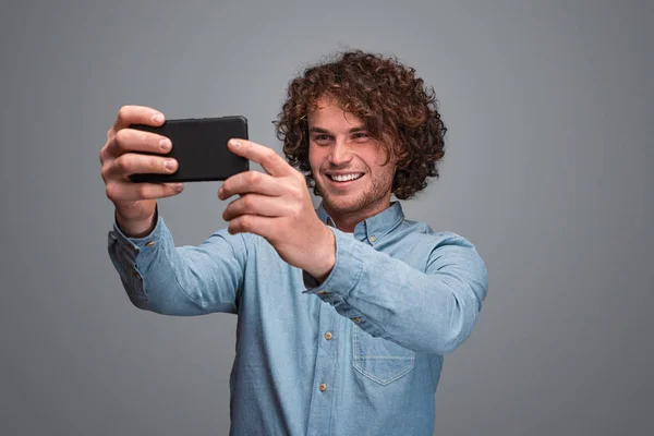 Sonriente macho tomando selfie —  Fotos de Stock