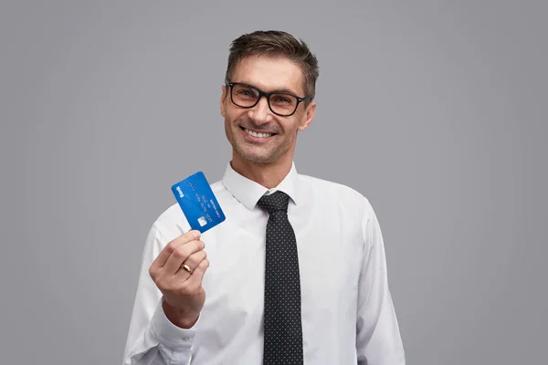 Homme d'affaires joyeux démontrant carte de crédit — Photo