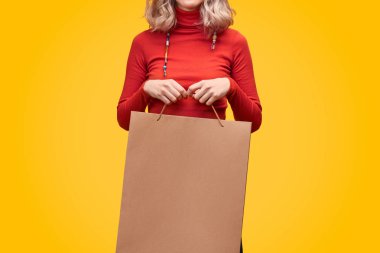 Boş kağıt torba kadınla kırpma