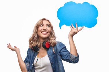 Konuşma balonu ile neşeli Bayan