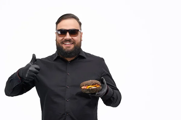 Overweight guy approving burger — Stock Photo, Image