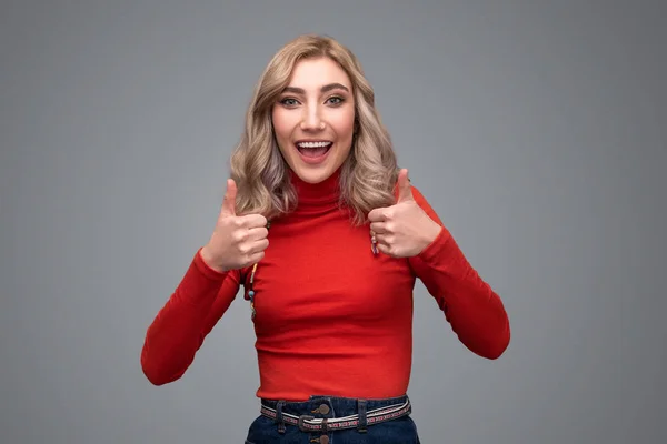 Elegante femmina gesticolando pollice in alto — Foto Stock