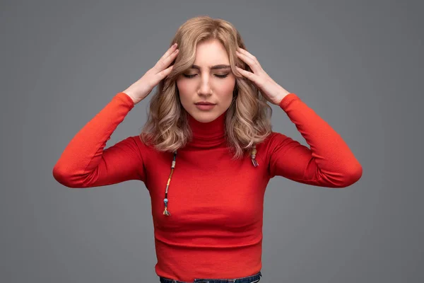 Mujer con los ojos cerrados tocando la cabeza —  Fotos de Stock