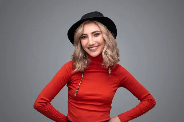 Pozitivní žena v klobouku při pohledu na fotoaparát — Stock fotografie