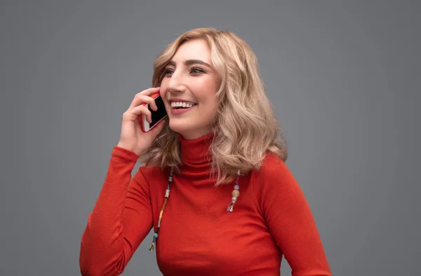 Nevetve beszél a telefon hölgy — Stock Fotó