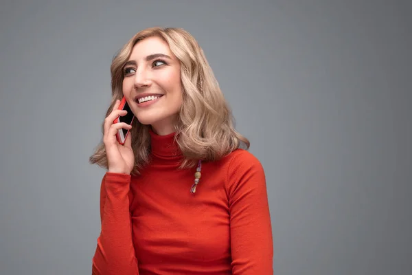 Усміхнена жінка говорить по телефону — стокове фото