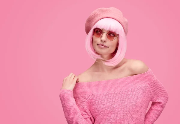 Drömmande kvinna med rosa hår tittar bort — Stockfoto