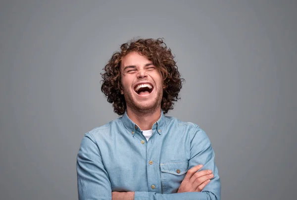 Homem rindo com os olhos fechados — Fotografia de Stock