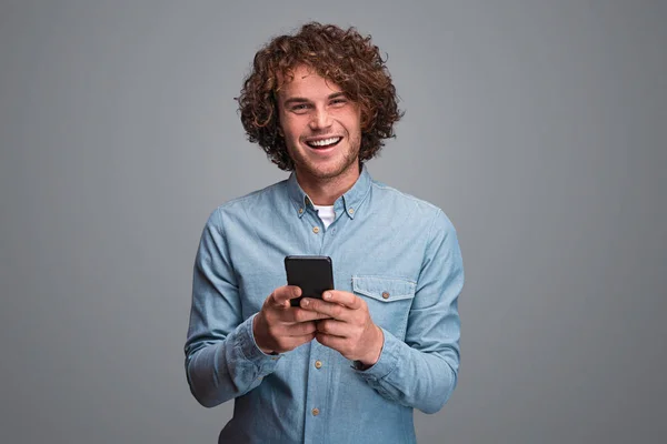 Hombre alegre usando teléfono inteligente —  Fotos de Stock