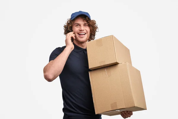 Mensajero alegre hablando por teléfono — Foto de Stock