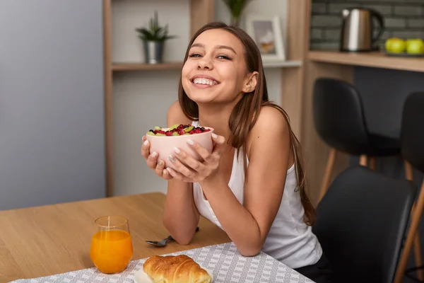 Mujer joven sonriente con ensalada de frutas —  Fotos de Stock