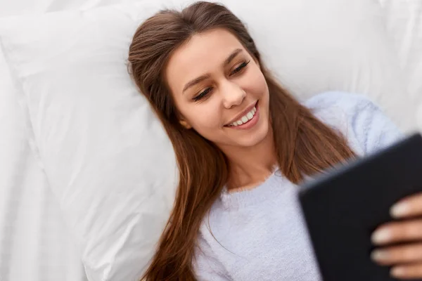 Donna sorridente che guarda film su tablet — Foto Stock