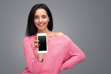 Akıllı telefon sunan güzel kadın