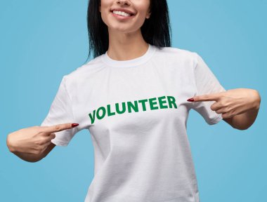 Kırpma gönüllü T-shirt işaret