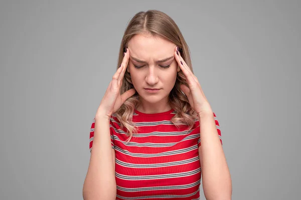 Bastante adolescente teniendo dolor de cabeza —  Fotos de Stock