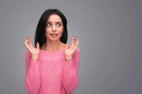 Mujer asustada mirando hacia otro lado — Foto de Stock