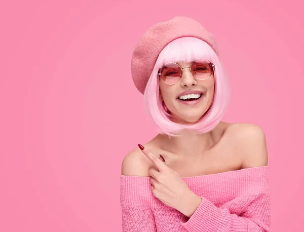 Mujer sonriente señalando sobre el hombro — Foto de Stock