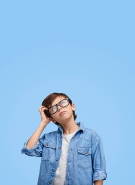 Küçük çocuk kaşınıyor kafası 