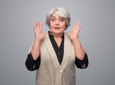 Korkmuş kıdemli Bayan kamera bakıyor