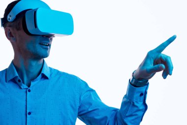 Sanal gerçeklik ile etkileşime hayran erkek