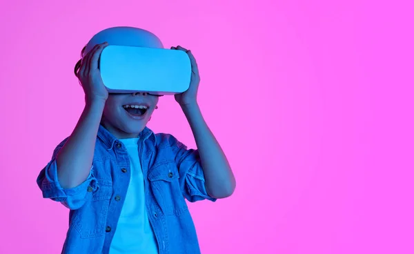 Happy kid wearing VR headset — Stock Photo, Image