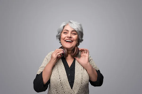 ヘッドフォンで興奮した年配の女性 — ストック写真