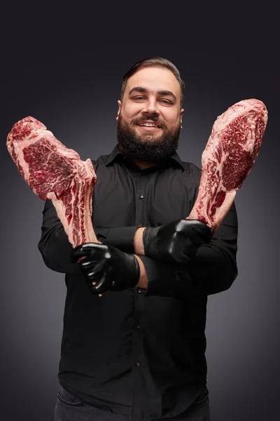 Positieve slager met rauw vlees — Stockfoto