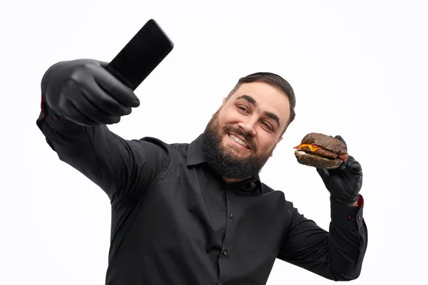 Overweight guy taking selfie with burger — Stock Photo, Image