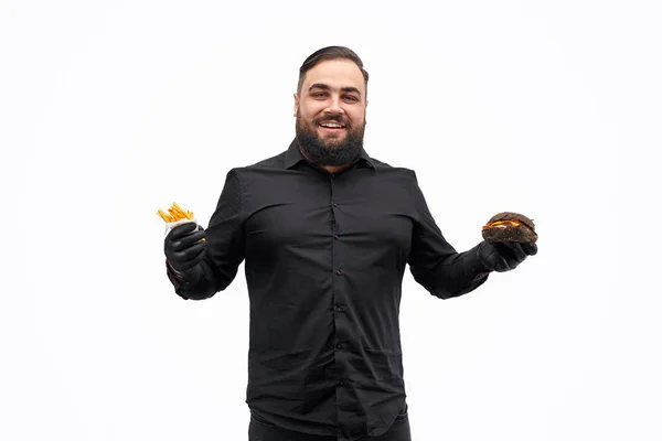 バーガーとフライドポテトで幸せな太りすぎの男 — ストック写真