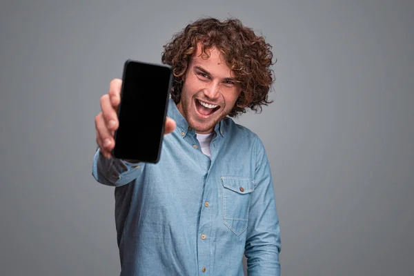 Masculino animado mostrando smartphone — Fotografia de Stock
