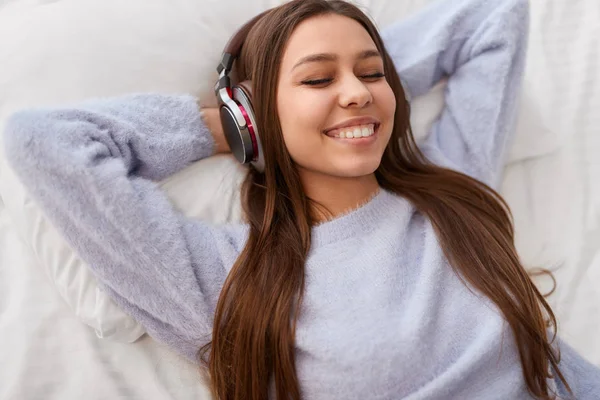 A fiatal nő hallgat zenét csukott szemmel — Stock Fotó