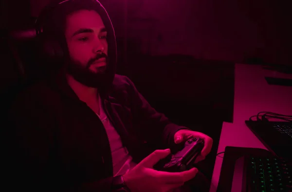 Бородатий хлопець грає у відеогру — стокове фото