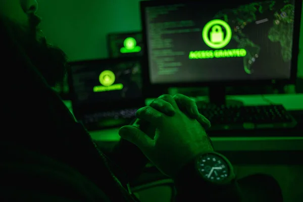 Hacker nach erfolgreichem Angriff — Stockfoto