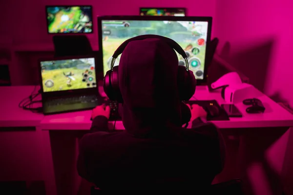 Hombre anónimo jugando videojuego — Foto de Stock