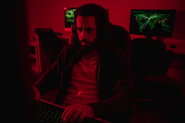 Hacker franzido usando o computador — Fotografia de Stock