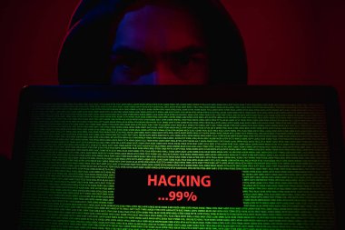 Saldırı işlemi ile Laptop gösteren hacker