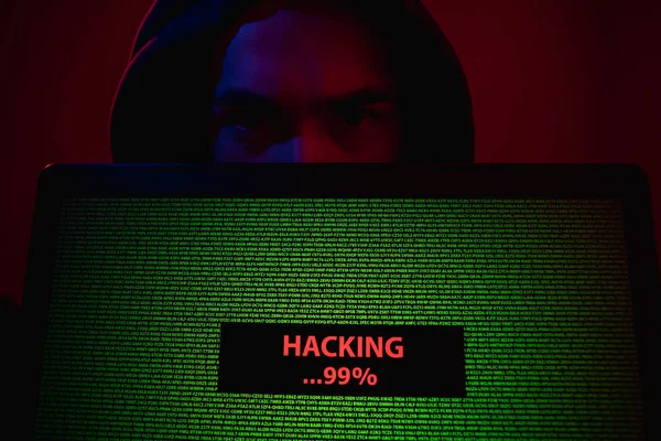 Hacker mostrando portátil con proceso de ataque — Foto de Stock