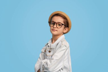 Moda kendine güvenen genç kamera bakıyor