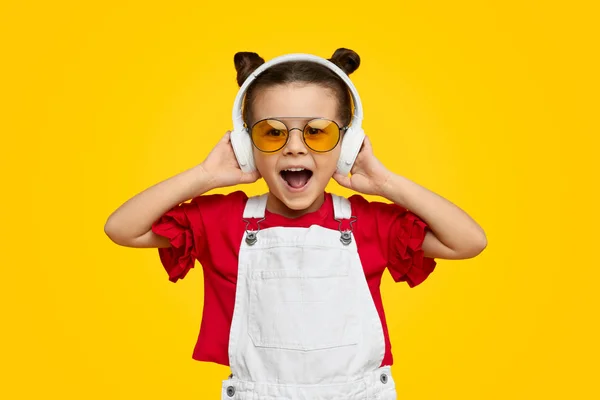 Захоплена модна дитина слухає музику — стокове фото