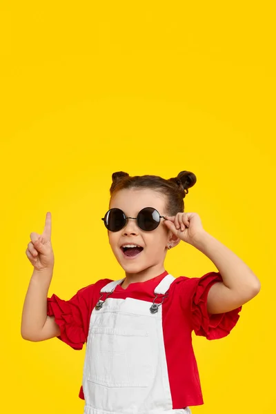 Girl in trendy sunglasses having idea — Stock Photo, Image