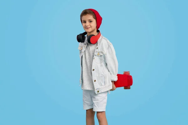 赤いスケートボードとスタイリッシュな十代の少年 — ストック写真