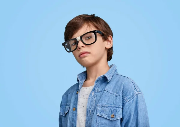 Piccolo ragazzo intelligente con gli occhiali rotti — Foto Stock