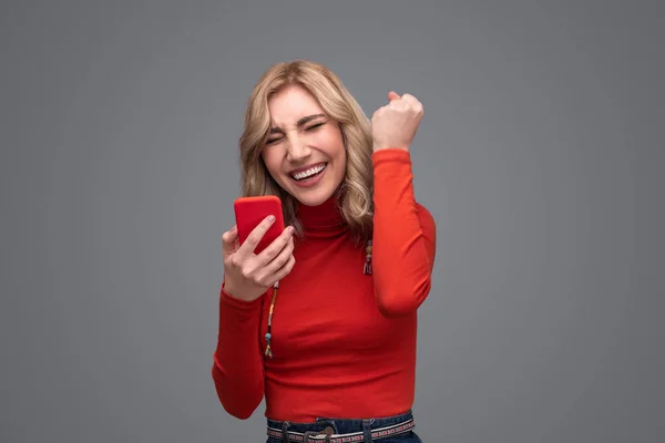 Woman with smartphone celebrating success — Stock Photo, Image