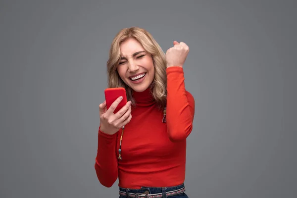 Mujer con smartphone celebrando el éxito — Foto de Stock