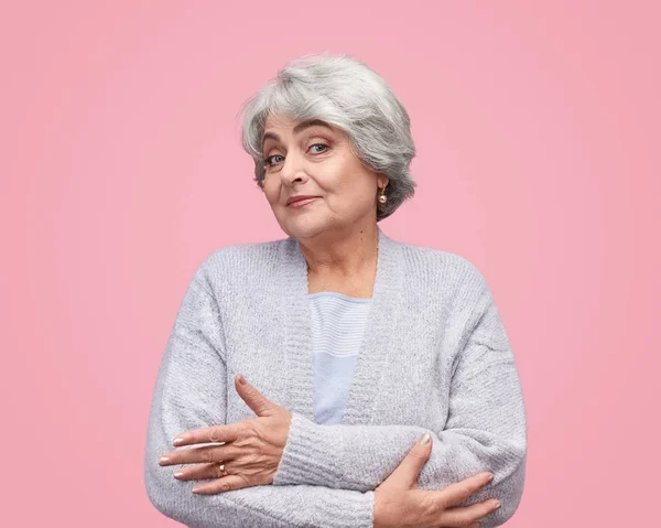 Osäker äldre kvinna tittar på kamera — Stockfoto