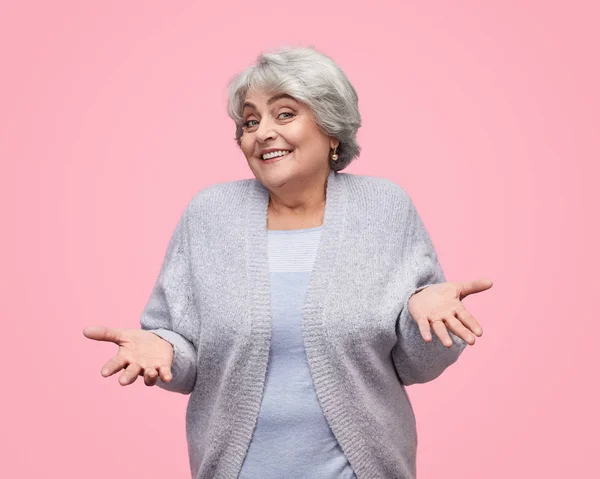 Здоровые пожилые женщины пожимают плечами — стоковое фото