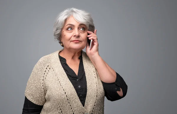 Elderly woman speaking on smartphone — Stock Photo, Image