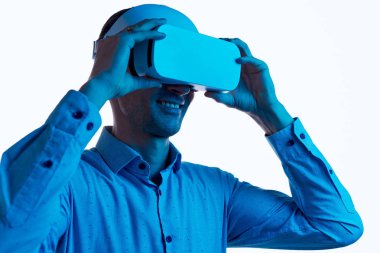 VR gözlük giyen yetişkin erkek