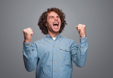 Zafer kutluyor yakışıklı zencefil adam