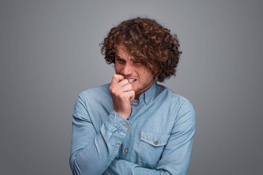 Sinir erkek ısırma çivi